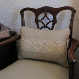 Linen Pillow With Antique Ecru Lace - thumbnail 3