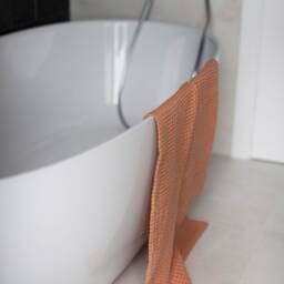 Waffle Linen Towel in Toasted Peach. Linen-Cotton Blend Waffle Bath Towel. Absorbent & High Quality - thumbnail 3