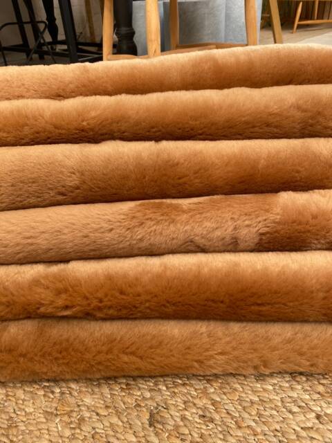 Beautiful Caramel Coloured Sheepskinrug, Short Wool , Shearling Upholstery Sheepskin Throw Butterscotch Honey, Genuine - image 1