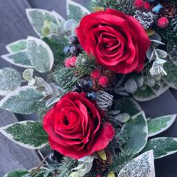 Red Rose Christmas Wreath, Frosted Pine, Holiday Door Decor - thumbnail 2
