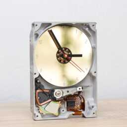 Desk Clock Made Of A Recycled Computer Hard Drive - Hdd Father's Day Gift, Computer Geek Gift - thumbnail 2