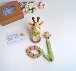 New Mom Gift Box Package, Neutral Basket With Giraffe Toy, Newborn Baby Safari