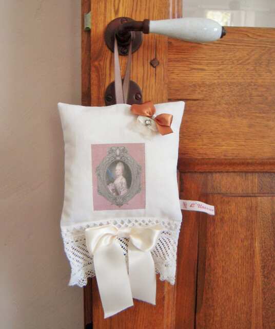 Shabby Cushion To Hang, Precious Lady Pattern - image 1