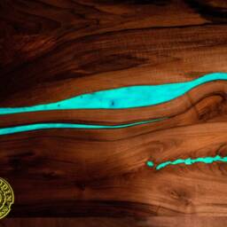 Square Resin & Walnut Coffee Table With Glowing Wooden Legs - thumbnail 2
