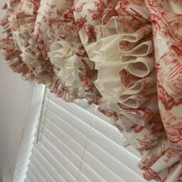 Riley Blake Fable Brown Or Red Toile & Unbleached Muslin Muslin Double Ruffle Balloon Curtain - thumbnail 4