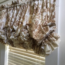 Riley Blake Fable Brown Or Red Toile & Unbleached Muslin Muslin Double Ruffle Balloon Curtain - thumbnail 3
