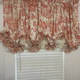 Riley Blake Fable Brown Or Red Toile & Unbleached Muslin Muslin Double Ruffle Balloon Curtain - thumbnail 2