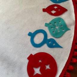 Kitschy Christmas Ornament Tree Skirt - thumbnail 3
