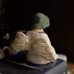 Angel Sitting Iii - Beige - thumbnail 2