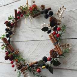 Christmas Door Wreath Delicate & Small, Red Black Berries, Gold Leaves, Cinnamon Sticks, Greenery, Dainty Natural, Pine Cones, Rose Hips - thumbnail 2