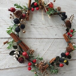 Christmas Door Wreath Delicate & Small, Red Black Berries, Gold Leaves, Cinnamon Sticks, Greenery, Dainty Natural, Pine Cones, Rose Hips - thumbnail 3