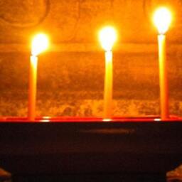 44 X 4Inch Beeswax Taper Candles - 40 Minute Burntime - thumbnail 3