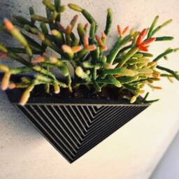 "Modern Triangle ""Vertex Black" - thumbnail 3