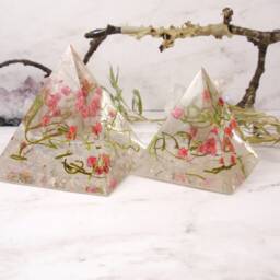 Resin Pyramid Real Flowers, House Decor -Natural Quartz Paperweight - thumbnail 4