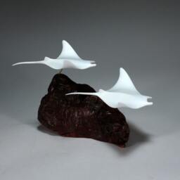 Manta Ray Sculpture By John Perry Duo 11In Long Pellucida On Burlwood - thumbnail 2