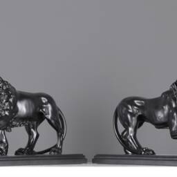Black Medici Lion Statues On Base - In Pair - Antique Handmade in Europe 35 cm/13.8 - thumbnail 3