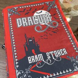 Dracula Pillow Book - thumbnail 2