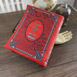 Dracula Pillow Book - thumbnail 3
