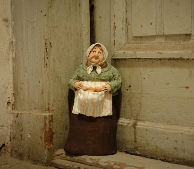 Saleswoman I - Green - image 1