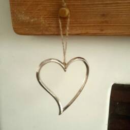 Curved Metal Slim Chrome Hanging Heart Decoration - The Home & Hearts Shop Rustic Wall Decor Shabby Wedding Gift Christmas - thumbnail 4