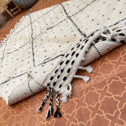 Handwoven Moroccan Berber Rug Abstract Black Dotted White Wool - thumbnail 4