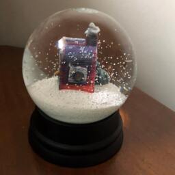 Knitter's Cabin Snow Globe By Amy Vandonsel - Limited Edition Of 25 - thumbnail 3