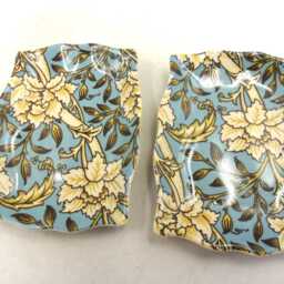 A Pair Of Soap Dishes in Blue Chrysanthemum Design By Heron Cross Pottery - thumbnail 4