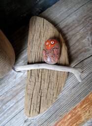 Owl Painted Rock On Driftwood, River Pebble Wall Hanging, Half Moon Natural Decor - thumbnail 1