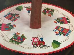 Vintage Christmas Tree Skirt Or Table Center - thumbnail 1