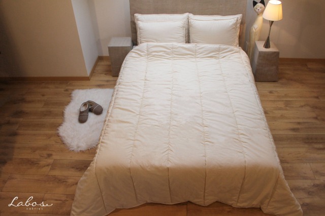 Luxurious King Comforter Winter Thickness, Natural Wool Filled Bedding - Us Duty Paid - image 1