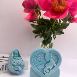 Pregnant Woman Soy Wax Candle - Unique Baby Shower Gift - thumbnail 2