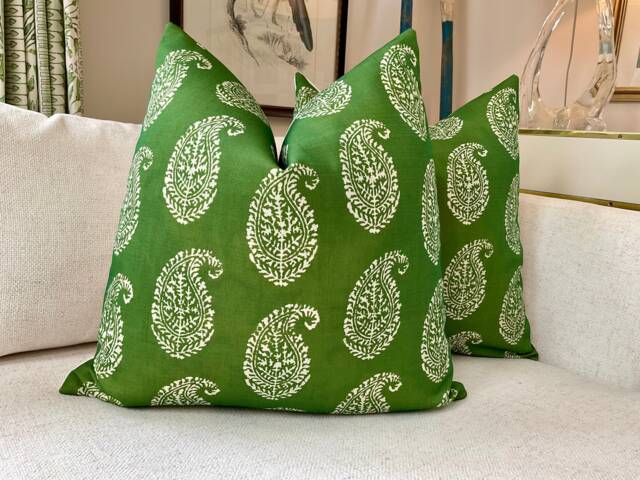Peter Dunham Indoor/Outdoor Kashmir Paisley in Green Pillow Cover(S - image 1