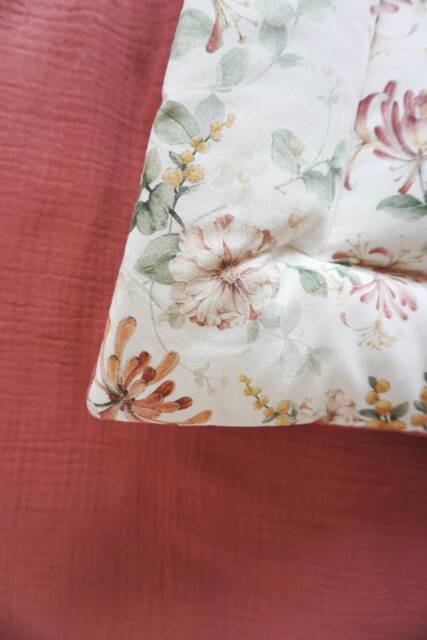 Honeysuckle & Burgund - Boxkleed, Flowers Baby Playmat, Speelmat - image 1