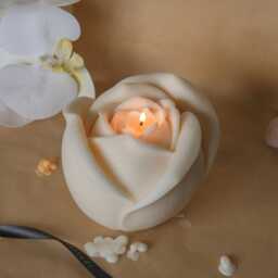Rose Shaped Candle - Floral Mother's Day Gift Sculptural Handmade Soy Wax Romantic Home Decor - thumbnail 4