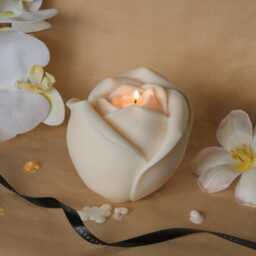 Rose Shaped Candle - Floral Mother's Day Gift Sculptural Handmade Soy Wax Romantic Home Decor - thumbnail 2