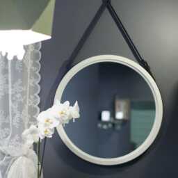 White Round Wall Mirror With Wooden Frame, Decorative Bathroom Mirror, Leather Strap Modern Hanging Beauty Salon - thumbnail 3