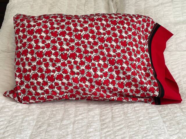 Canadian Pillow Case - Gift Maple Leaf On White Standard - image 1