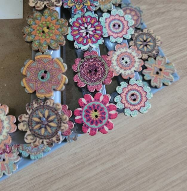 Wooden Retro Flower Button Photo Frame 4 X 6 Inches - image 1