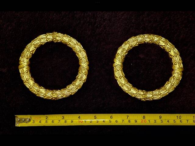 Pair Ornate Applique Gilt Or White French Style Decorative Wall Furniture Onlay Moulding Pediment Plastic Decoration - image 1