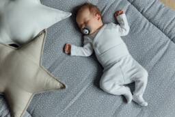 Kraftkids Crawling Blanket Playpen Insert Muslin Grey Dots 100 cm X 130 cm - thumbnail 1