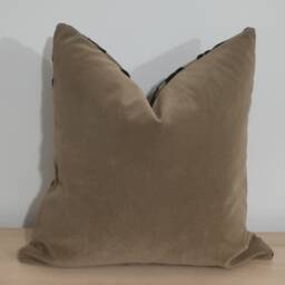 Designers Guild Morskaya Noir & Omega Velvet Cushion Cover 45x45 cm - thumbnail 3