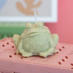 Good Luck Toad Candle Handcrafted All-Natural Soy Wax Candle - thumbnail 3