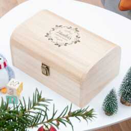 Personalised Christmas Eve Chest With Mistletoe Wreath Design - thumbnail 3
