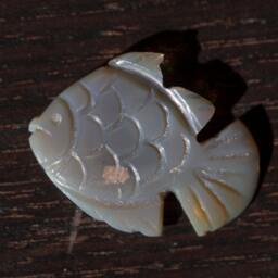 Opal Some Green Fire Fish Carving - 8.16 Cts - thumbnail 2