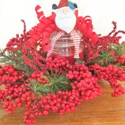 Christmas Candle Centerpiece Santa, Berry Wreath, Currant Pomegranate Scent - thumbnail 3