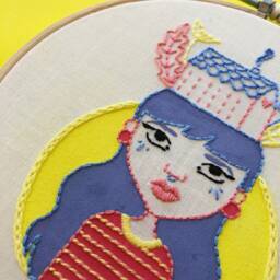 Wall Decoration - Hand-Embroidered Frame Embroidery Hoop Hanging Woman With A House On Her Head - thumbnail 2