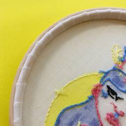 Wall Decoration - Hand-Embroidered Frame Embroidery Hoop Hanging Woman With A House On Her Head - thumbnail 3