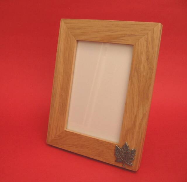 "Maple Leaf Design Real Oak Picture Frame 6"" X 4" - image 1