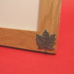 "Maple Leaf Design Real Oak Picture Frame 6"" X 4" - thumbnail 2