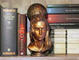 Handmade Amy Winehouse Resin Bust - Collectible Pop Art Sculpture - thumbnail 1